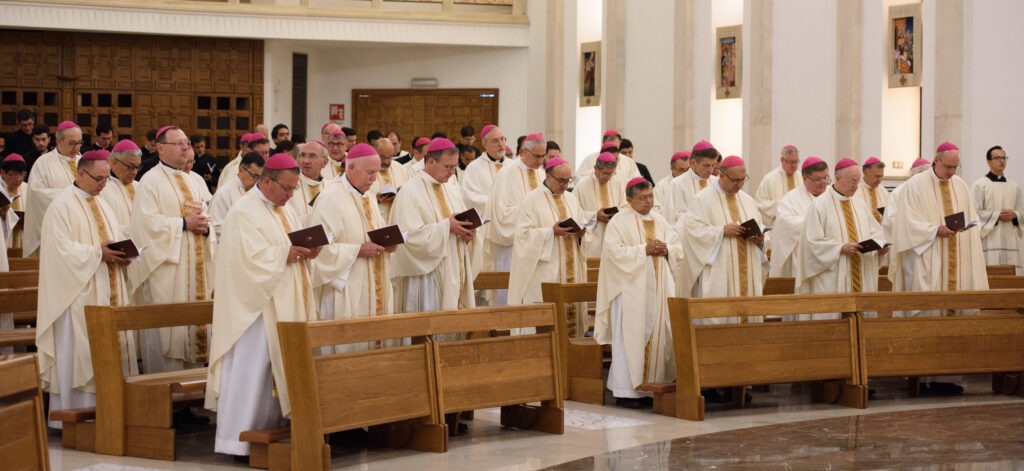 Bishop Bonnar prays with his fellow bishops at the nCorso Annuale Di Formazione Per I Nuovi Vescovi 